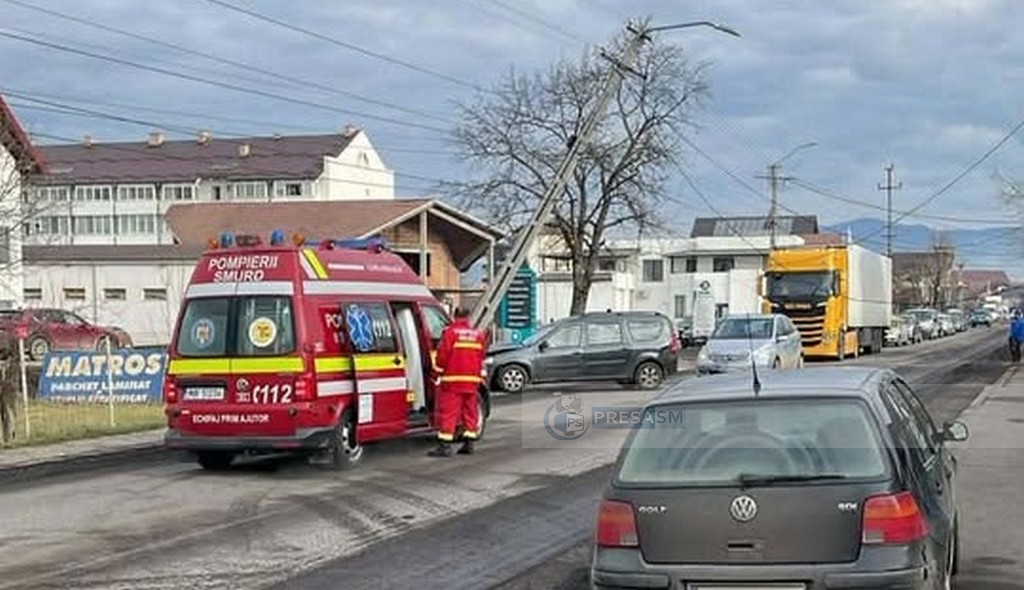 Un adolescent din Satu Mare a urcat la volan si a lovit un stalp Ranit a fost dus la spital