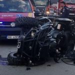 Urmrire ca n filme n judeul Satu Mare Un minor fr permis mpreun cu doi tineri pe ATV s a rsturnat lng cimitir