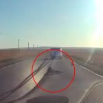 VIDEO Imagini shocante pe o sosea din tara Copil cazut din duba se ridica si merg spre un TIR