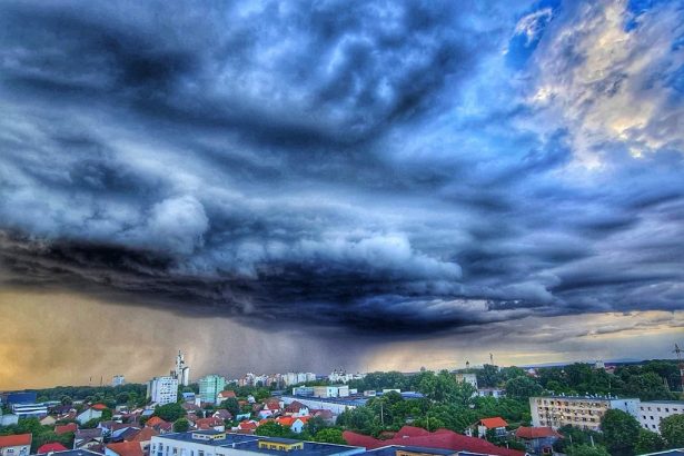 Vin furtunile la Satu Mare Se prevad vijelii si caderi de grindina Cand ne eliberam de canicula