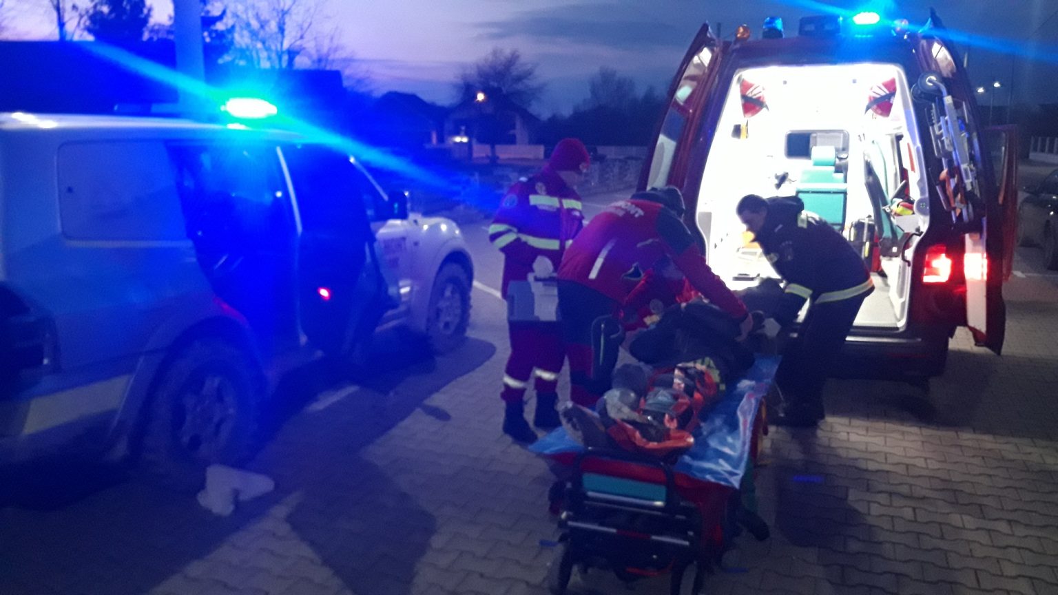 accident grav la luna ses o persoana rasturnata cu atv ul si prinsa sub vehicul au intervenit pompierii si echipa de descarcerare