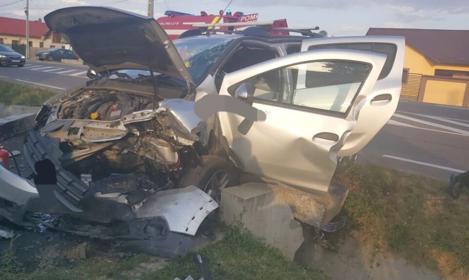 accident in noaptea de ieri in judetul satu mare a intrat cu masina intr un cap de pod doi tineri internati la spital