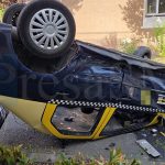 foto accident impresionant in municipiul satu mare taxi rasturnat pe drum