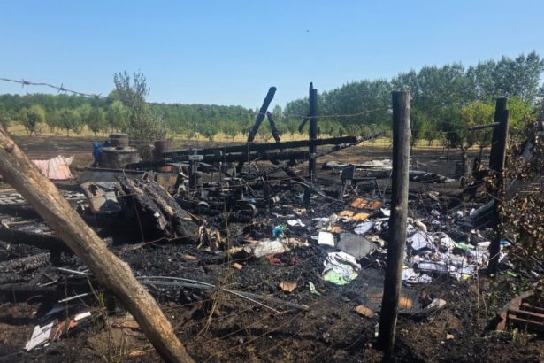 foto dauna totala in judetul satu mare o hala plina cu utilaje si tractoare a fost distrusa de incendiu