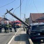 foto drumul national 1f satu mare cluj inchis stalp doborat pe sosea distrus de o masina