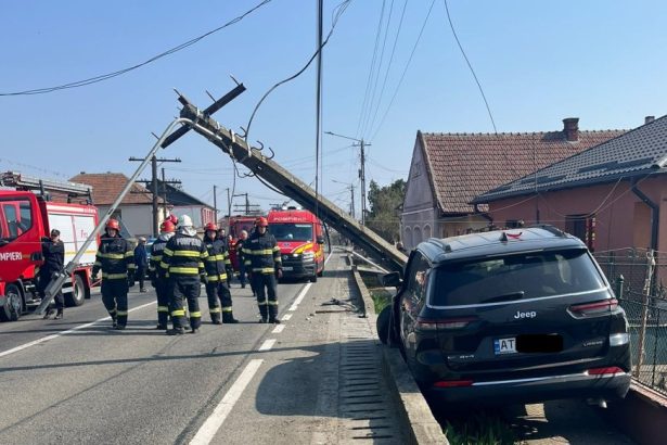 foto drumul national 1f satu mare cluj inchis stalp doborat pe sosea distrus de o masina
