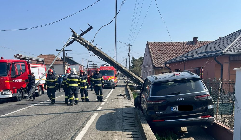 foto drumul national 1f satu mare cluj inchis stalp doborat pe sosea distrus de o masina
