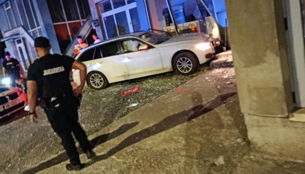 foto urmarire demna de filme sofer imbatat urmarit de politie a oprit cu masina in zidul unui bloc