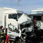 ACCIDENT CUMPLIT. Două femei au murit, iar microbuzul a fost prins între două TIR-uri