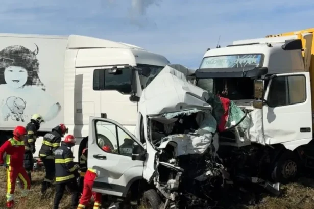 ACCIDENT CUMPLIT. Două femei au murit, iar microbuzul a fost prins între două TIR-uri