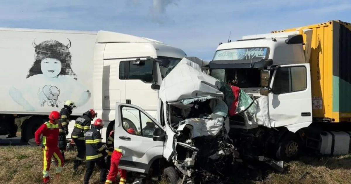 ACCIDENT CUMPLIT. Două femei au murit, iar microbuzul a fost prins între două TIR-uri