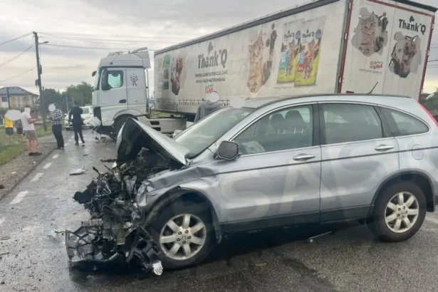 Accident frontal pe DN19 în Decebal, între un TIR și o mașină. Traficul deviat
