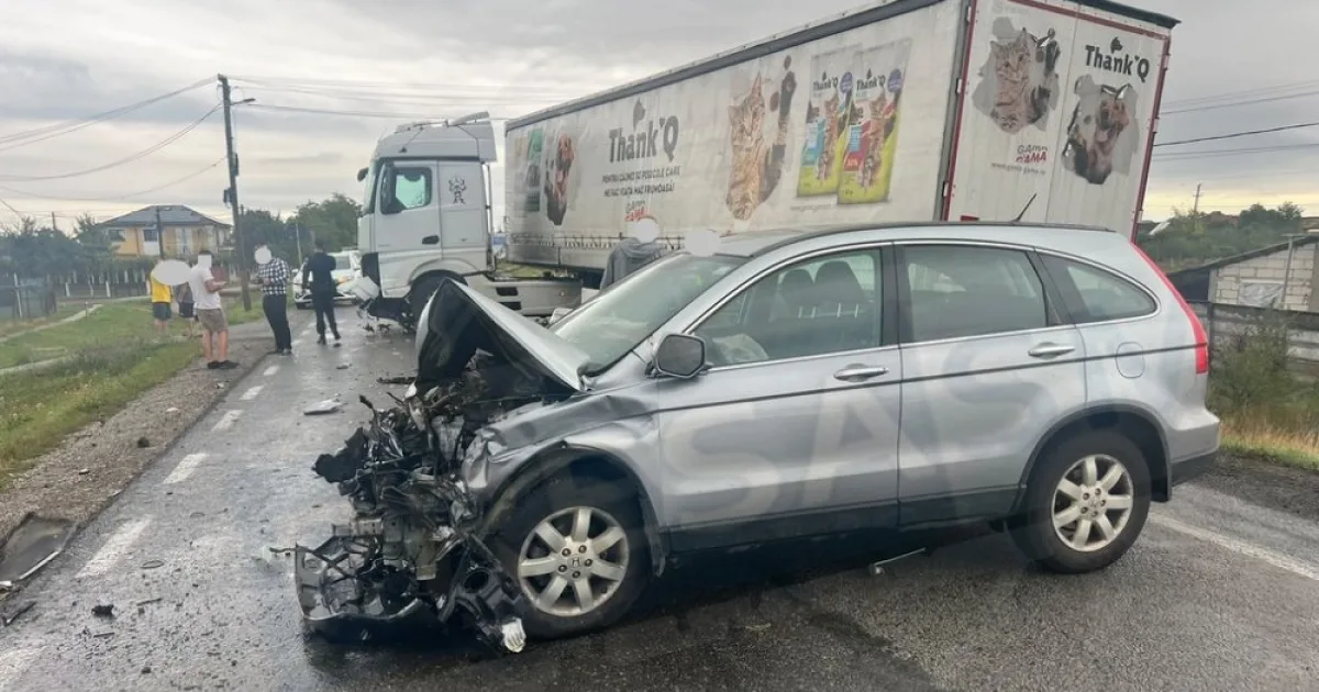 Accident frontal pe DN19 în Decebal, între un TIR și o mașină. Traficul deviat