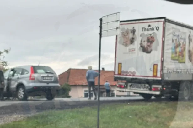 Accident în lanț cu victime în Satu Mare: coliziune frontală cu un TIR, mașină în șanț