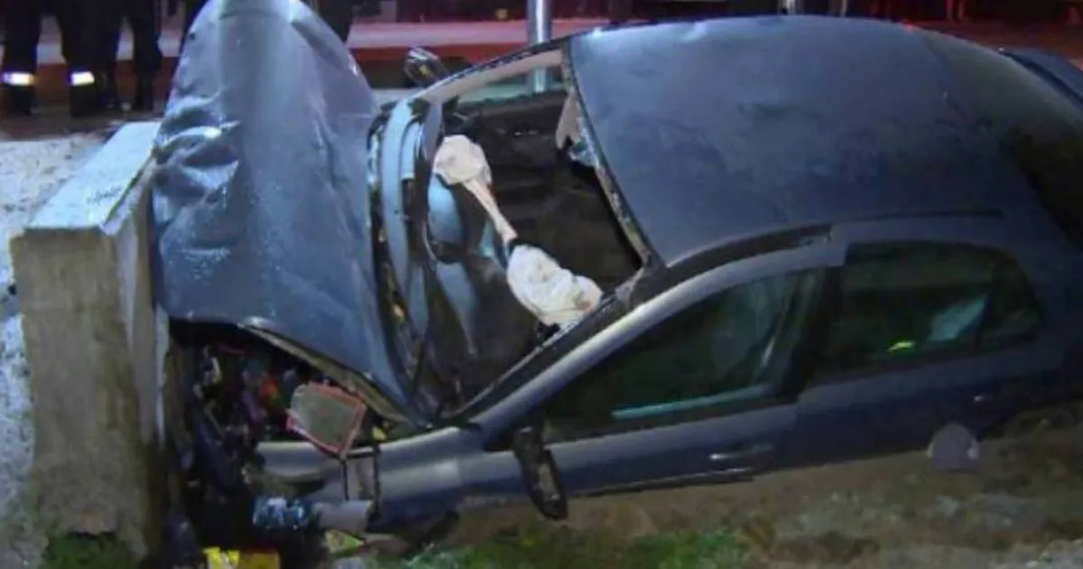 Accident pe DN 19. Tânăr de 18 ani, mașina într-un cap de pod. Pasagerul la spital