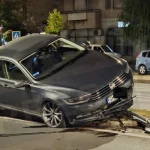 Accident pe Podul Golescu din Satu Mare. Un Volkswagen a rămas blocat pe scuar