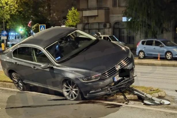Accident pe Podul Golescu din Satu Mare. Un Volkswagen a rămas blocat pe scuar