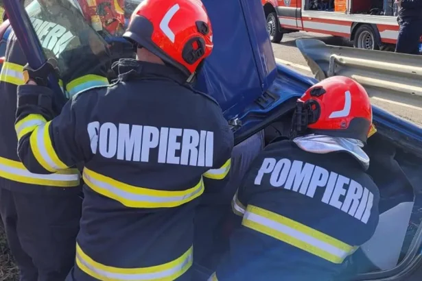 Accident rutier în Satu Mare. Pompierii luptă să extragă o persoană încarcerată