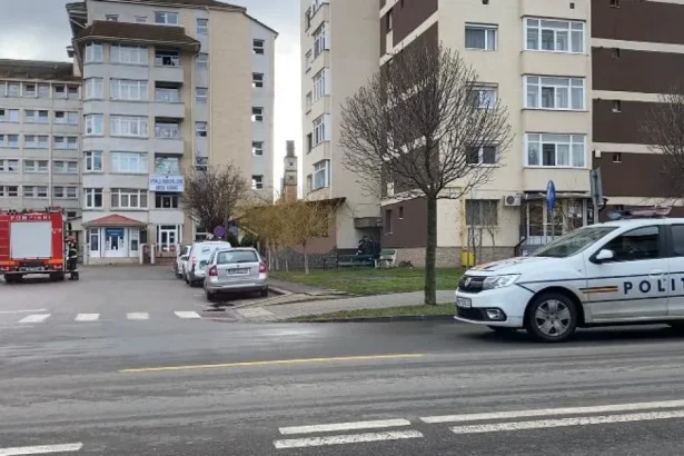 Fost soț acuzat că a vrut să-și lovească fosta soție cu mașina. A urcat pe trotuar