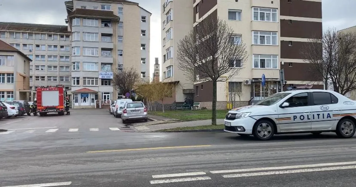 Fost soț acuzat că a vrut să-și lovească fosta soție cu mașina. A urcat pe trotuar