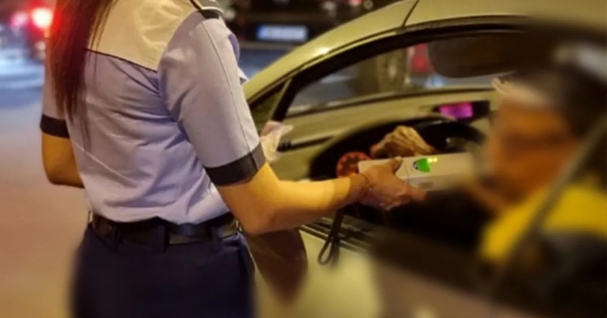 Sătmărean beat și fără permis, găsit dormind la volan după grătar